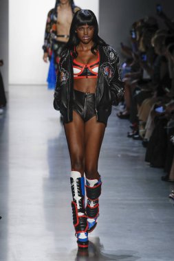 New York, Ny - Eylül 06: A modeli yürüyüşler pist giyen Jeremy Scott bahar 2019 Galerisi ben New York'ta 6 Eylül 2018 bahar stüdyolarında.