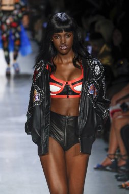 New York, Ny - Eylül 06: A modeli yürüyüşler pist giyen Jeremy Scott bahar 2019 Galerisi ben New York'ta 6 Eylül 2018 bahar stüdyolarında.