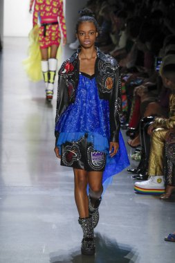 New York, Ny - Eylül 06: A modeli yürüyüşler pist giyen Jeremy Scott bahar 2019 Galerisi ben New York'ta 6 Eylül 2018 bahar stüdyolarında.
