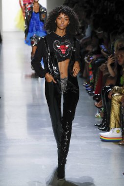 New York, Ny - Eylül 06: A modeli yürüyüşler pist giyen Jeremy Scott bahar 2019 Galerisi ben New York'ta 6 Eylül 2018 bahar stüdyolarında.