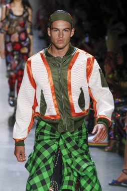 New York, Ny - Eylül 06: A modeli yürüyüşler pist giyen Jeremy Scott bahar 2019 Galerisi ben New York'ta 6 Eylül 2018 bahar stüdyolarında.