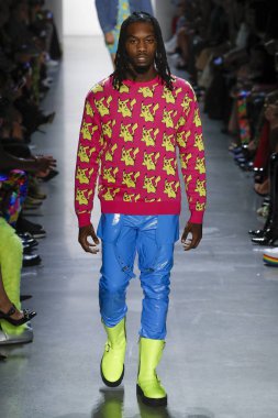 New York, Ny - Eylül 06: A modeli yürüyüşler pist giyen Jeremy Scott bahar 2019 Galerisi ben New York'ta 6 Eylül 2018 bahar stüdyolarında.