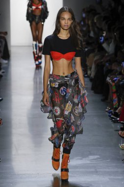 New York, Ny - Eylül 06: A modeli yürüyüşler pist giyen Jeremy Scott bahar 2019 Galerisi ben New York'ta 6 Eylül 2018 bahar stüdyolarında.
