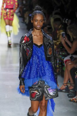 New York, Ny - Eylül 06: A modeli yürüyüşler pist giyen Jeremy Scott bahar 2019 Galerisi ben New York'ta 6 Eylül 2018 bahar stüdyolarında.