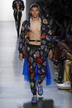 New York, Ny - Eylül 06: A modeli yürüyüşler pist giyen Jeremy Scott bahar 2019 Galerisi ben New York'ta 6 Eylül 2018 bahar stüdyolarında.