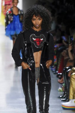 New York, Ny - Eylül 06: A modeli yürüyüşler pist giyen Jeremy Scott bahar 2019 Galerisi ben New York'ta 6 Eylül 2018 bahar stüdyolarında.