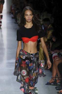 New York, Ny - Eylül 06: A modeli yürüyüşler pist giyen Jeremy Scott bahar 2019 Galerisi ben New York'ta 6 Eylül 2018 bahar stüdyolarında.