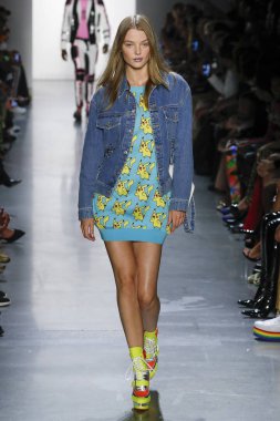 New York, Ny - Eylül 06: A modeli yürüyüşler pist giyen Jeremy Scott bahar 2019 Galerisi ben New York'ta 6 Eylül 2018 bahar stüdyolarında.