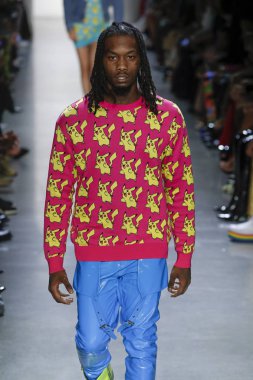 New York, Ny - Eylül 06: A modeli yürüyüşler pist giyen Jeremy Scott bahar 2019 Galerisi ben New York'ta 6 Eylül 2018 bahar stüdyolarında.