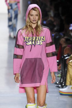 New York, Ny - Eylül 06: A modeli yürüyüşler pist giyen Jeremy Scott bahar 2019 Galerisi ben New York'ta 6 Eylül 2018 bahar stüdyolarında.