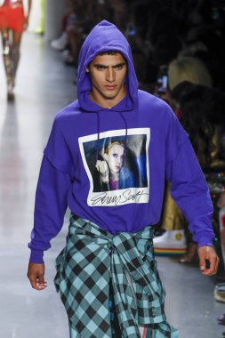 New York, Ny - Eylül 06: A modeli yürüyüşler pist giyen Jeremy Scott bahar 2019 Galerisi ben New York'ta 6 Eylül 2018 bahar stüdyolarında.