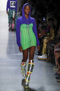 New York, Ny - Eylül 06: A modeli yürüyüşler pist giyen Jeremy Scott bahar 2019 Galerisi ben New York'ta 6 Eylül 2018 bahar stüdyolarında.