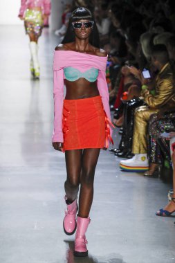 New York, Ny - Eylül 06: A modeli yürüyüşler pist giyen Jeremy Scott bahar 2019 Galerisi ben New York'ta 6 Eylül 2018 bahar stüdyolarında.