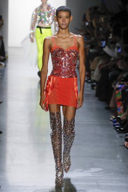 New York, Ny - Eylül 06: A modeli yürüyüşler pist giyen Jeremy Scott bahar 2019 Galerisi ben New York'ta 6 Eylül 2018 bahar stüdyolarında.