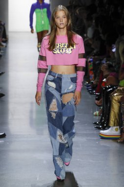 New York, Ny - Eylül 06: A modeli yürüyüşler pist giyen Jeremy Scott bahar 2019 Galerisi ben New York'ta 6 Eylül 2018 bahar stüdyolarında.