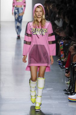 New York, Ny - Eylül 06: A modeli yürüyüşler pist giyen Jeremy Scott bahar 2019 Galerisi ben New York'ta 6 Eylül 2018 bahar stüdyolarında.