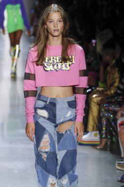 New York, Ny - Eylül 06: A modeli yürüyüşler pist giyen Jeremy Scott bahar 2019 Galerisi ben New York'ta 6 Eylül 2018 bahar stüdyolarında.