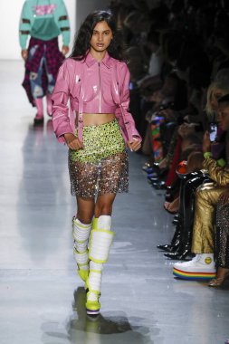 New York, Ny - Eylül 06: A modeli yürüyüşler pist giyen Jeremy Scott bahar 2019 Galerisi ben New York'ta 6 Eylül 2018 bahar stüdyolarında.