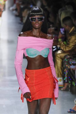 New York, Ny - Eylül 06: A modeli yürüyüşler pist giyen Jeremy Scott bahar 2019 Galerisi ben New York'ta 6 Eylül 2018 bahar stüdyolarında.