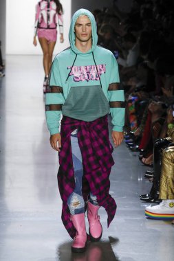 New York, Ny - Eylül 06: A modeli yürüyüşler pist giyen Jeremy Scott bahar 2019 Galerisi ben New York'ta 6 Eylül 2018 bahar stüdyolarında.