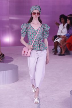 New York, Ny - Eylül 07: Bir model yürür pist için Kate Spade New York'ta New York City New York moda haftası New York Halk Kütüphanesi, 7 Eylül 2018.