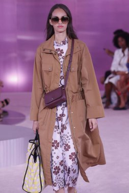 New York, Ny - Eylül 07: Bir model yürür pist için Kate Spade New York'ta New York City New York moda haftası New York Halk Kütüphanesi, 7 Eylül 2018.