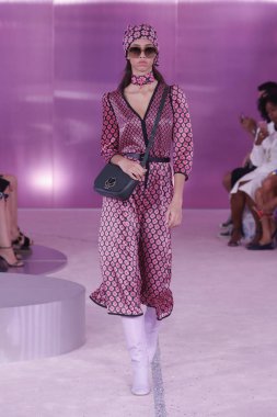 New York, Ny - Eylül 07: Bir model yürür pist için Kate Spade New York'ta New York City New York moda haftası New York Halk Kütüphanesi, 7 Eylül 2018.