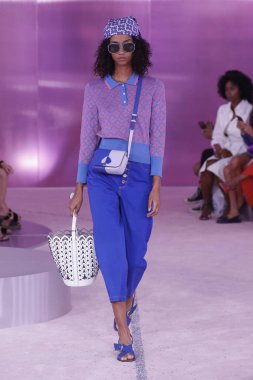 New York, Ny - Eylül 07: Bir model yürür pist için Kate Spade New York'ta New York City New York moda haftası New York Halk Kütüphanesi, 7 Eylül 2018.