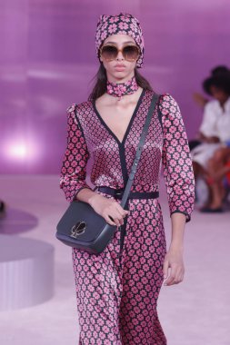 New York, Ny - Eylül 07: Bir model yürür pist için Kate Spade New York'ta New York City New York moda haftası New York Halk Kütüphanesi, 7 Eylül 2018.