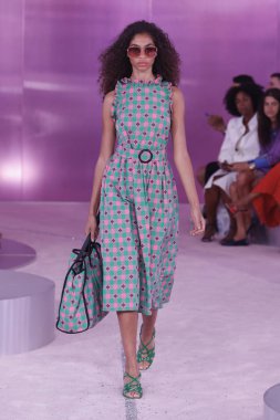 New York, Ny - Eylül 07: Bir model yürür pist için Kate Spade New York'ta New York City New York moda haftası New York Halk Kütüphanesi, 7 Eylül 2018.