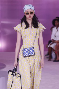 New York, Ny - Eylül 07: Bir model yürür pist için Kate Spade New York'ta New York City New York moda haftası New York Halk Kütüphanesi, 7 Eylül 2018.