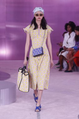 New York, Ny - Eylül 07: Bir model yürür pist için Kate Spade New York'ta New York City New York moda haftası New York Halk Kütüphanesi, 7 Eylül 2018.
