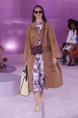 New York, Ny - Eylül 07: Bir model yürür pist için Kate Spade New York'ta New York City New York moda haftası New York Halk Kütüphanesi, 7 Eylül 2018.
