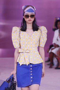 New York, Ny - Eylül 07: Bir model yürür pist için Kate Spade New York'ta New York City New York moda haftası New York Halk Kütüphanesi, 7 Eylül 2018.