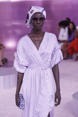 New York, Ny - Eylül 07: Bir model yürür pist için Kate Spade New York'ta New York City New York moda haftası New York Halk Kütüphanesi, 7 Eylül 2018.