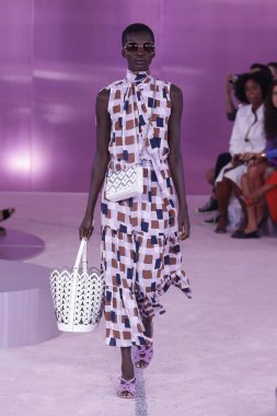 New York, Ny - Eylül 07: Bir model yürür pist için Kate Spade New York'ta New York City New York moda haftası New York Halk Kütüphanesi, 7 Eylül 2018.