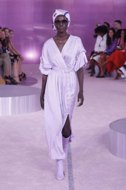 New York, Ny - Eylül 07: Bir model yürür pist için Kate Spade New York'ta New York City New York moda haftası New York Halk Kütüphanesi, 7 Eylül 2018.