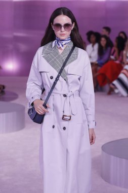 New York, Ny - Eylül 07: Bir model yürür pist için Kate Spade New York'ta New York City New York moda haftası New York Halk Kütüphanesi, 7 Eylül 2018.