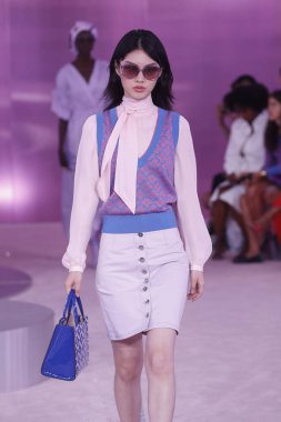 New York, Ny - Eylül 07: Bir model yürür pist için Kate Spade New York'ta New York City New York moda haftası New York Halk Kütüphanesi, 7 Eylül 2018.