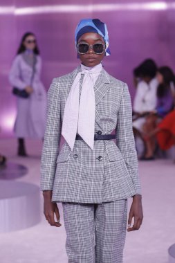 New York, Ny - Eylül 07: Bir model yürür pist için Kate Spade New York'ta New York City New York moda haftası New York Halk Kütüphanesi, 7 Eylül 2018.