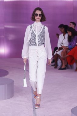 New York, Ny - Eylül 07: Bir model yürür pist için Kate Spade New York'ta New York City New York moda haftası New York Halk Kütüphanesi, 7 Eylül 2018.