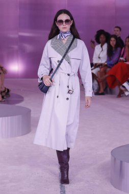 New York, Ny - Eylül 07: Bir model yürür pist için Kate Spade New York'ta New York City New York moda haftası New York Halk Kütüphanesi, 7 Eylül 2018.