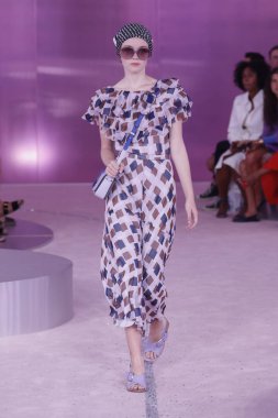 New York, Ny - Eylül 07: Bir model yürür pist için Kate Spade New York'ta New York City New York moda haftası New York Halk Kütüphanesi, 7 Eylül 2018.