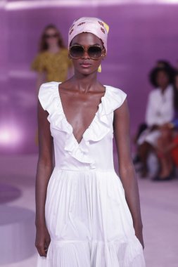 New York, Ny - Eylül 07: Bir model yürür pist için Kate Spade New York'ta New York City New York moda haftası New York Halk Kütüphanesi, 7 Eylül 2018.