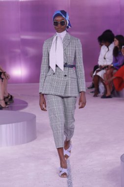 New York, Ny - Eylül 07: Bir model yürür pist için Kate Spade New York'ta New York City New York moda haftası New York Halk Kütüphanesi, 7 Eylül 2018.