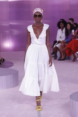 New York, Ny - Eylül 07: Bir model yürür pist için Kate Spade New York'ta New York City New York moda haftası New York Halk Kütüphanesi, 7 Eylül 2018.