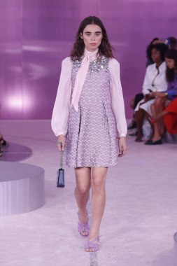 New York, Ny - Eylül 07: Bir model yürür pist için Kate Spade New York'ta New York City New York moda haftası New York Halk Kütüphanesi, 7 Eylül 2018.