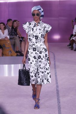 New York, Ny - Eylül 07: Bir model yürür pist için Kate Spade New York'ta New York City New York moda haftası New York Halk Kütüphanesi, 7 Eylül 2018.