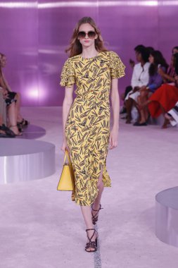 New York, Ny - Eylül 07: Bir model yürür pist için Kate Spade New York'ta New York City New York moda haftası New York Halk Kütüphanesi, 7 Eylül 2018.