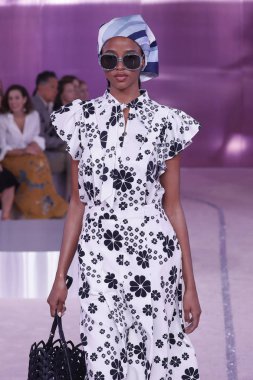 New York, Ny - Eylül 07: Bir model yürür pist için Kate Spade New York'ta New York City New York moda haftası New York Halk Kütüphanesi, 7 Eylül 2018.